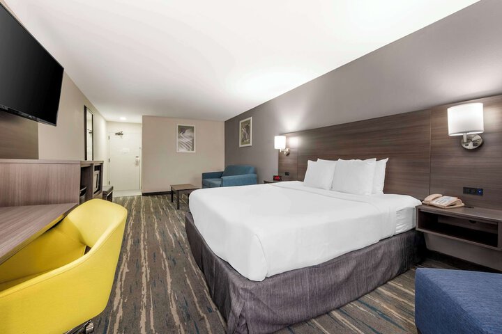 1 King Bed Microwave and Refrigerator WiFi Full Breakfast (4 of 14)