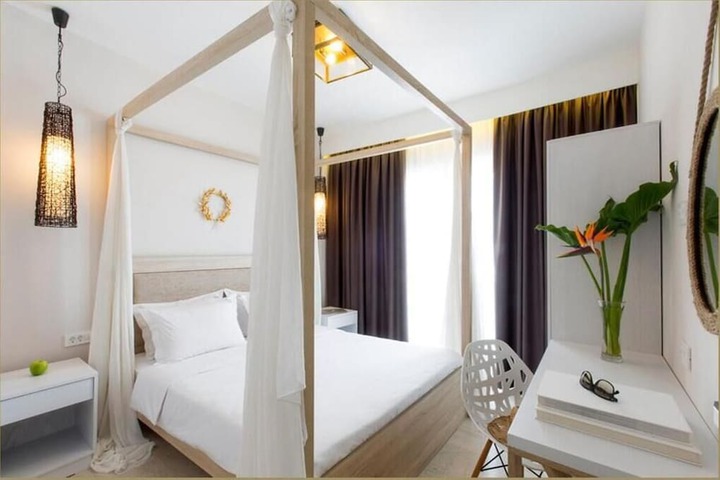Room 3 of 98