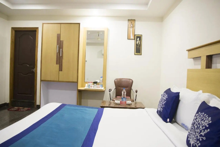 Room 6 of 9