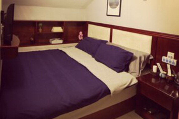 Room 10 of 12