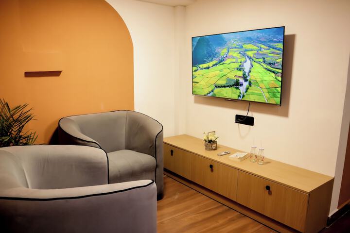 Room 9 of 18