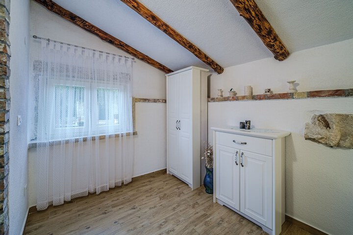 Room 2 of 32