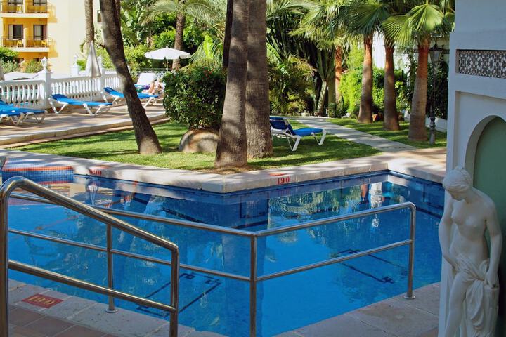 Hotel Pool