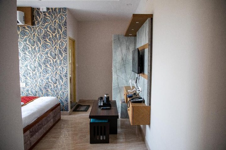 Room 6 of 16