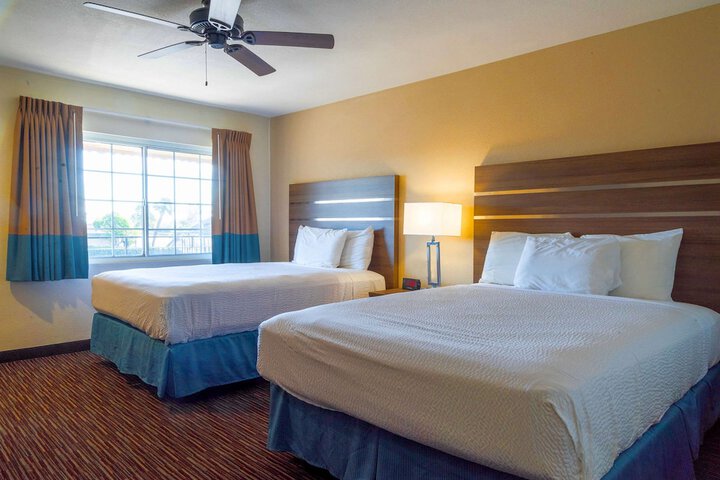 2 Queen Beds (13 of 14)