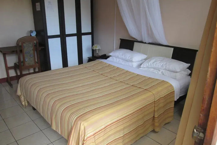 Room 4 of 13
