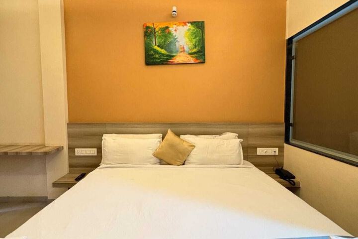 Room 7 of 18