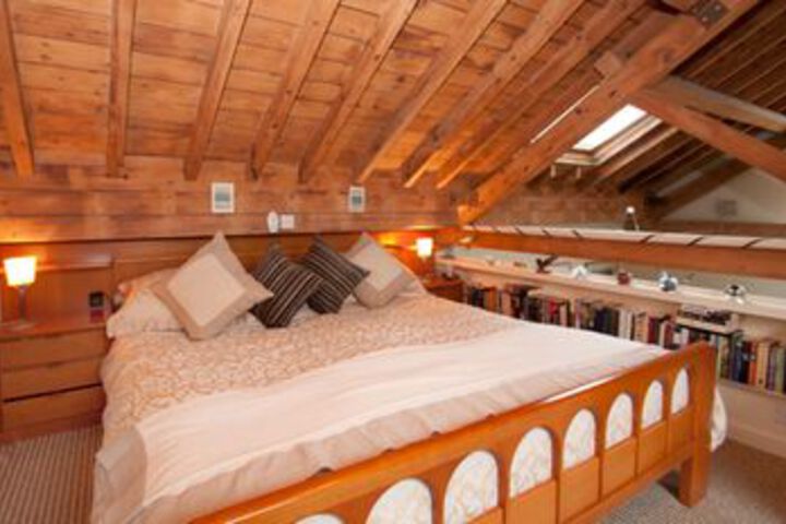 Room 7 of 18