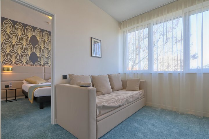 Room 27 of 63