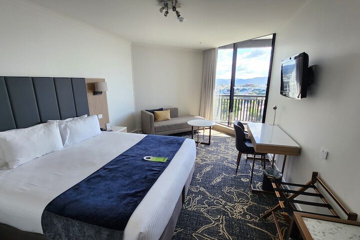 Room 3 of 76