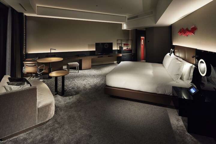 Room 10 of 106