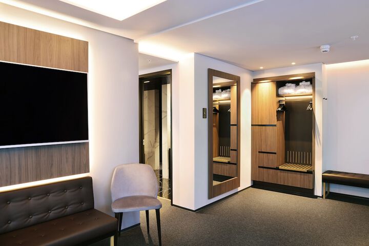 Room 33 of 97