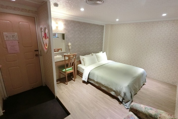 Room 6 of 22