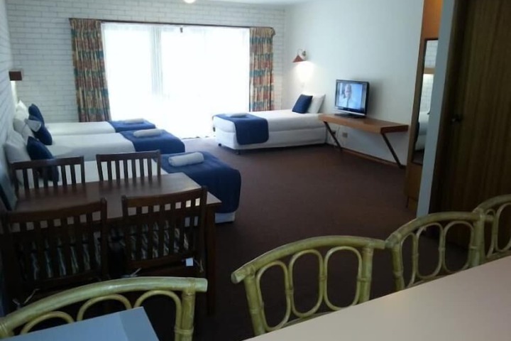 Room 6 of 99