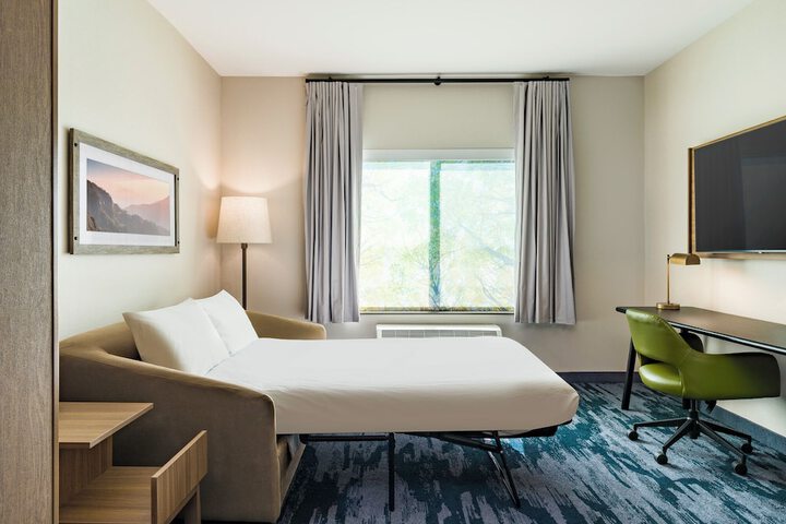 Room 6 of 18