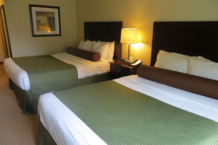 Quadruple Accessible Queen Size Bed (10 of 13)