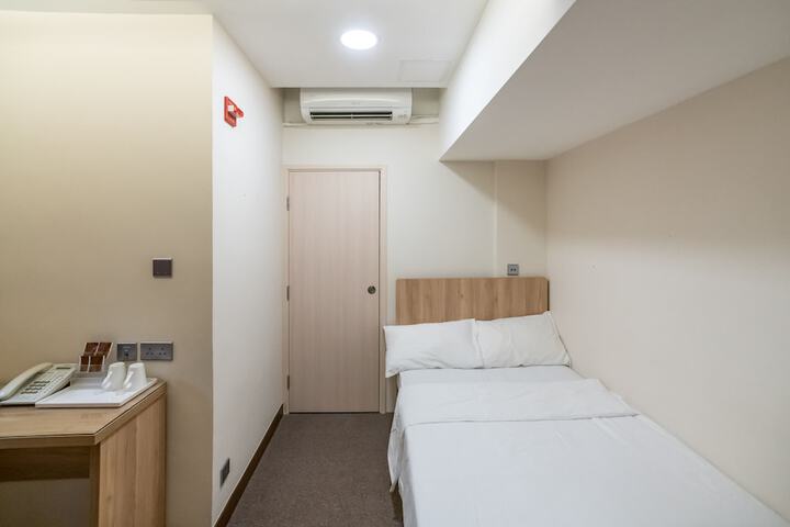 Room 6 of 28