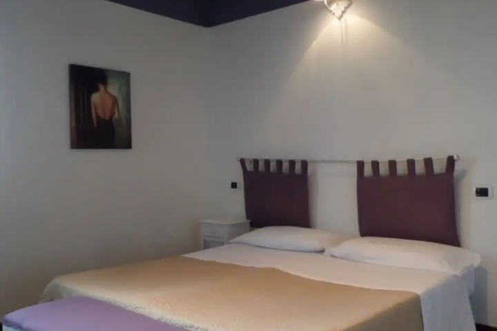 Room 5 of 16