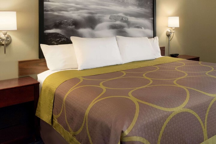 1 King Bed (2 of 11)