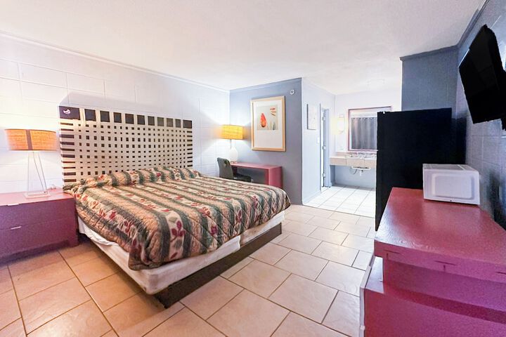 1 King Bed (3 of 9)