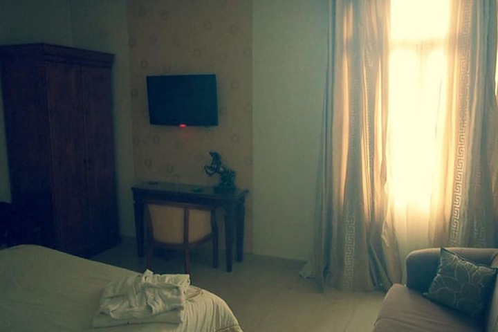 Room 10 of 18