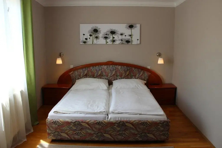 Room 4 of 12