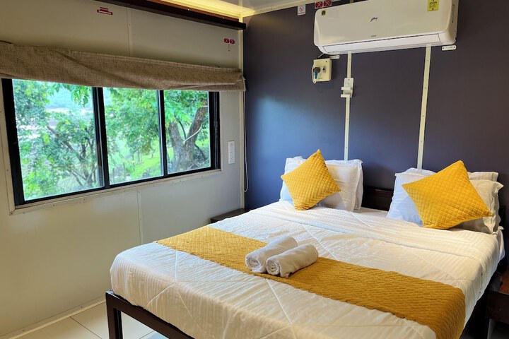 Room 9 of 28