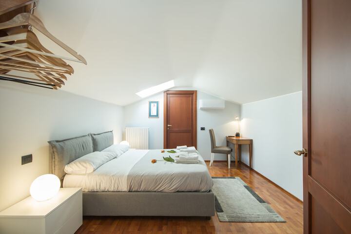 Room 8 of 32