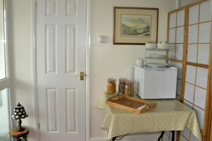 Room 4 of 11