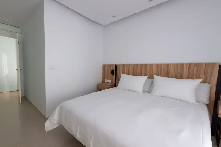 Room 4 of 16