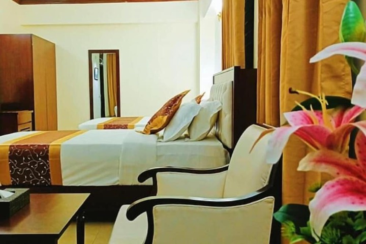 Room 4 of 9