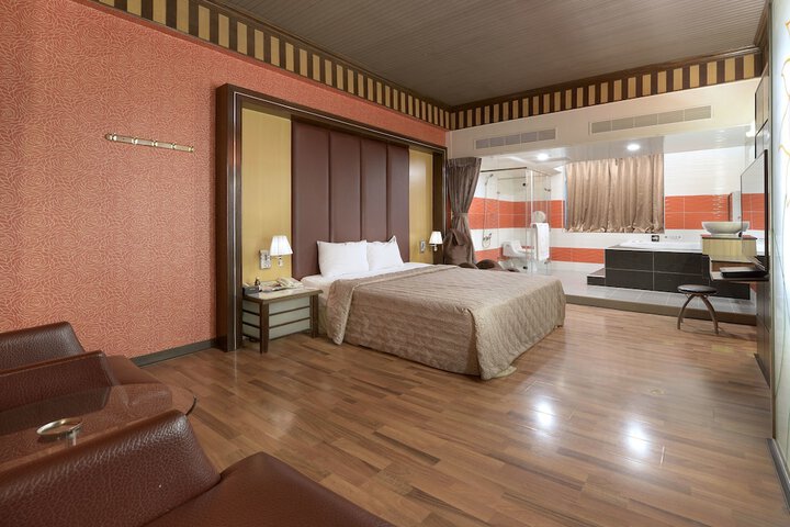Room 5 of 64