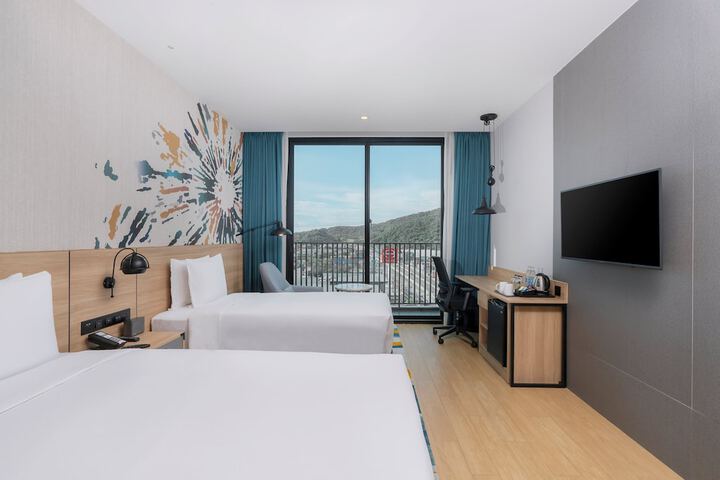 Room 45 of 142