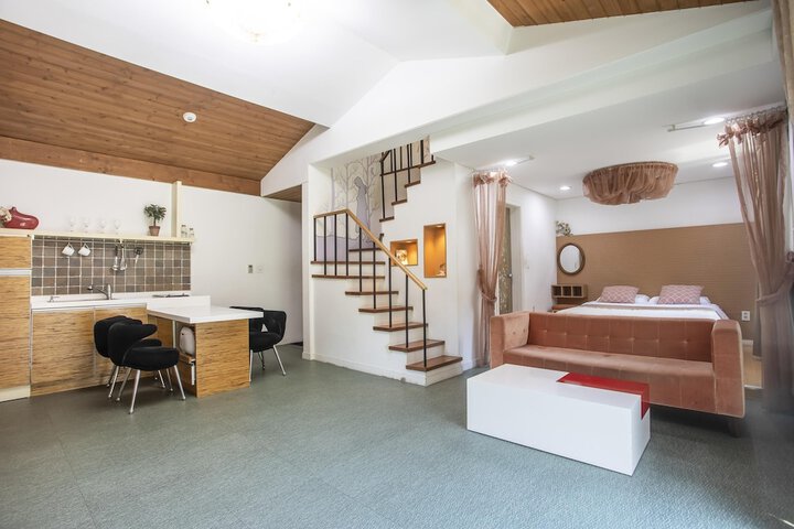 Room 2 of 87