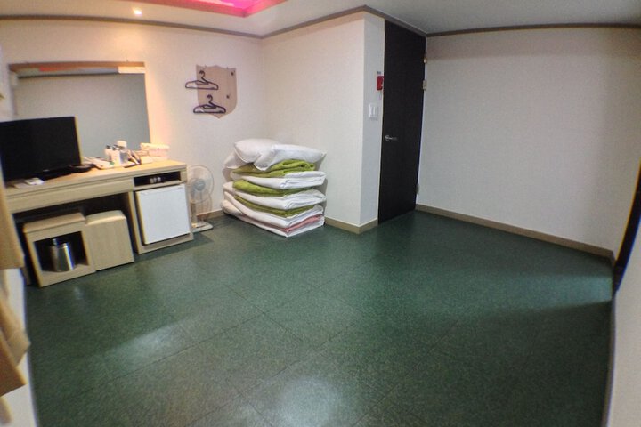 Room 12 of 31