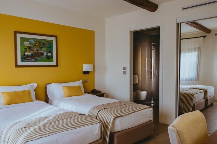 Room 4 of 37