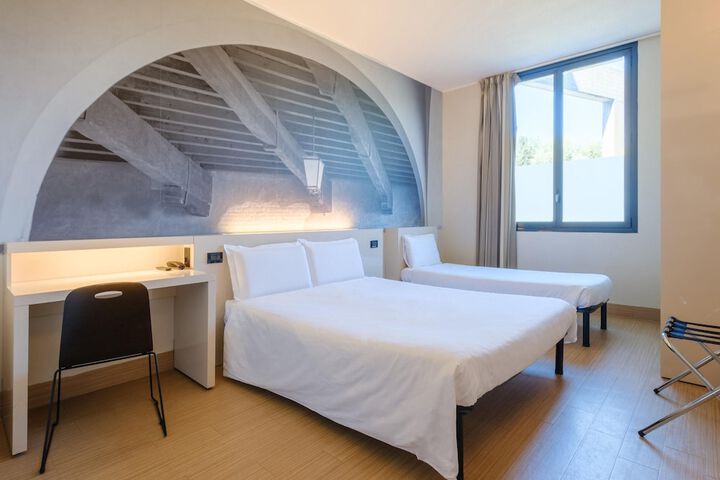 Room 25 of 54