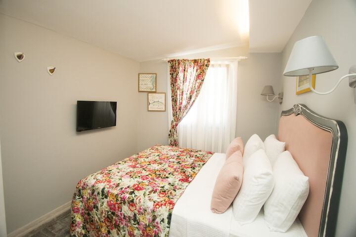 Room 11 of 37
