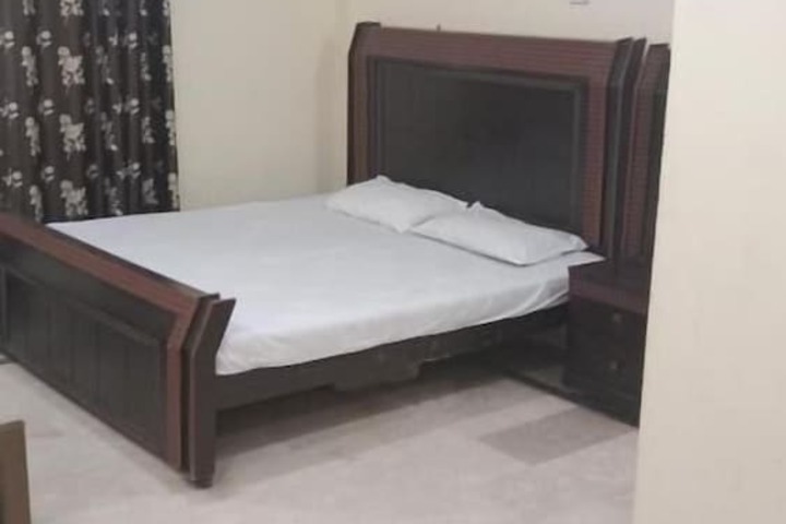 Room 8 of 9