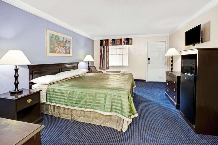 1 King Bed (7 of 10)