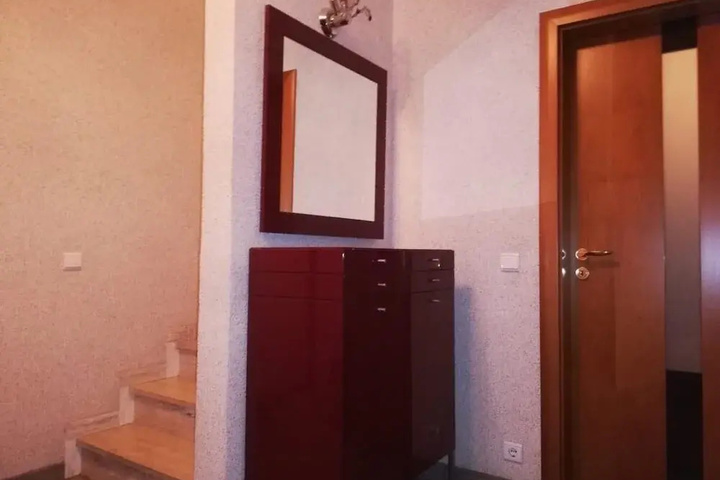 Room 2 of 10