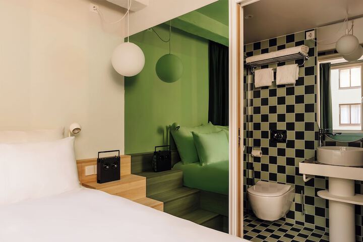 Room 32 of 232