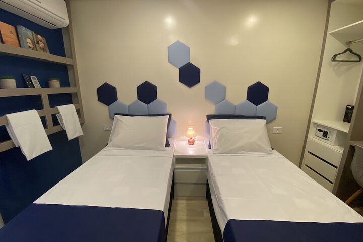 Room 7 of 16
