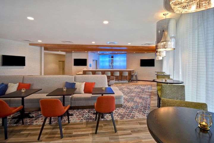 Lounge 51 of 70