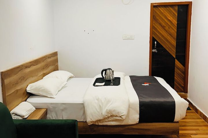 Room 4 of 33