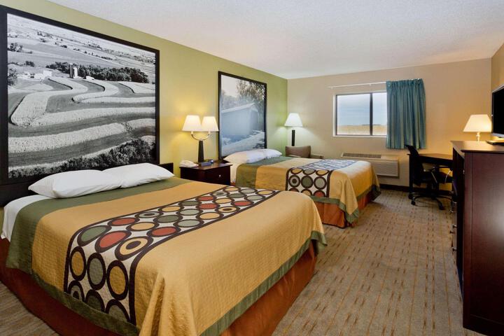 1 Queen Bed (2 of 14)