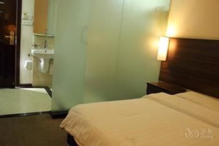 Room 35 of 84