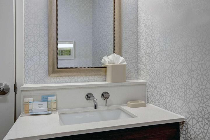 1 Queen Mobility Hearing Accessible Tub (9 of 16)