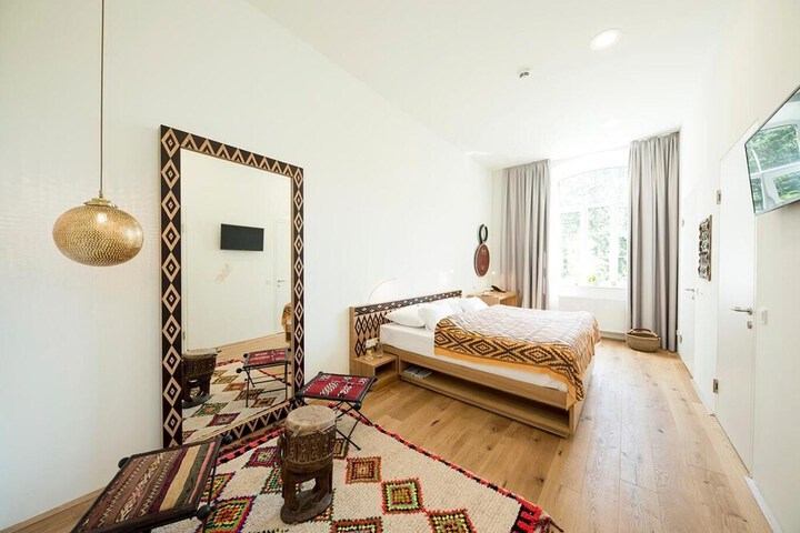 Room 10 of 37