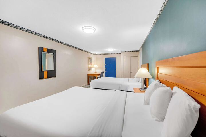 1 Queen Bed (7 of 13)